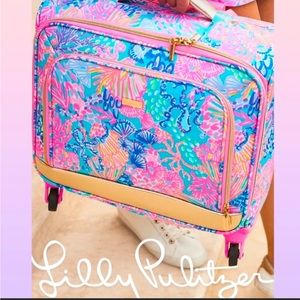 NWT Lilly Pulitzer Carry On Luggage.
It's the Splendor in the Sand print!